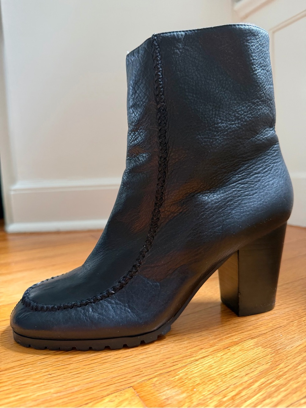 Gentle Souls by Kenneth Cole Black Premium Leather Mona Light Comfort Boots 8